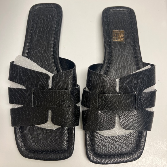 BRAND NEW FLAT SANDALS - Picture 2 of 3